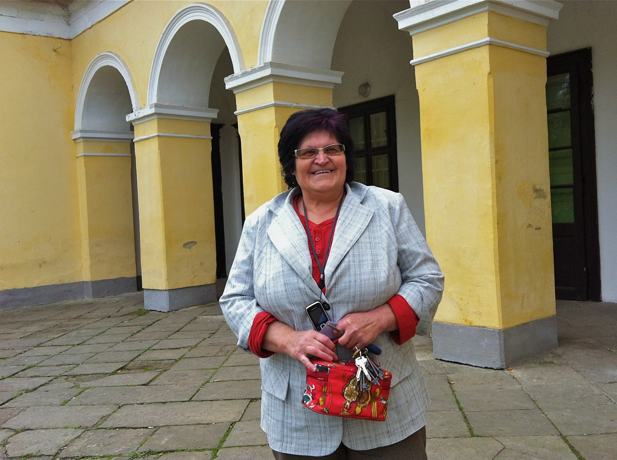 Kulturbeauftragte Katalin Petkovics vor dem Schloss Radvanszky